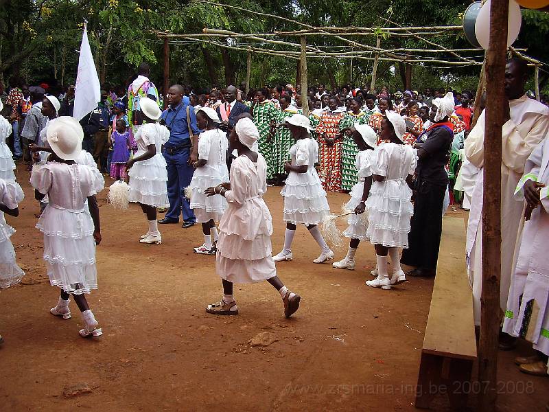 0187 optocht kinders priesterwijding Mahagi.JPG